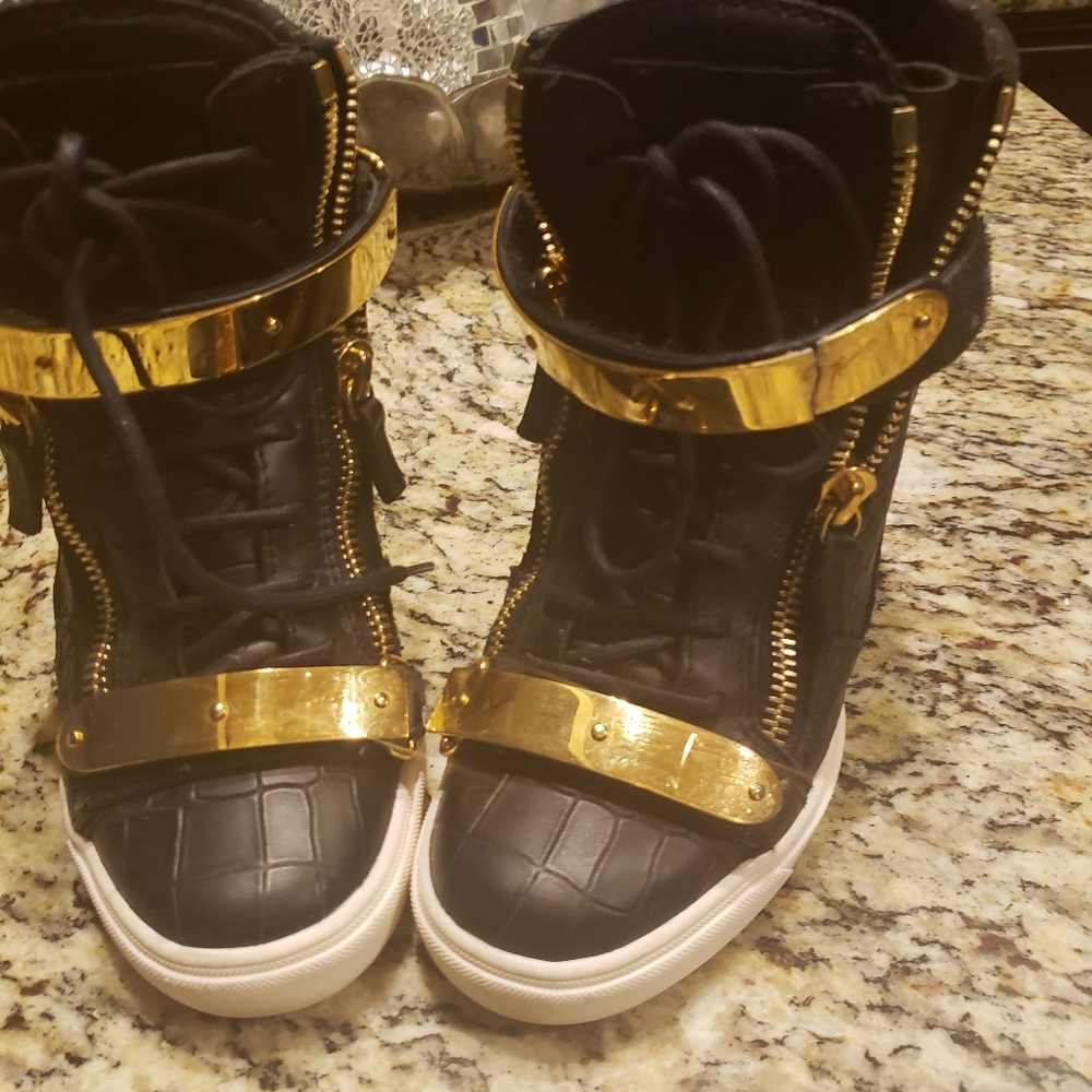 Tennis shoes